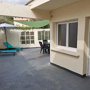 t2-grande-terrasse-comme-une-maison-8-min-des-plages.fr-provencehotel.com/
